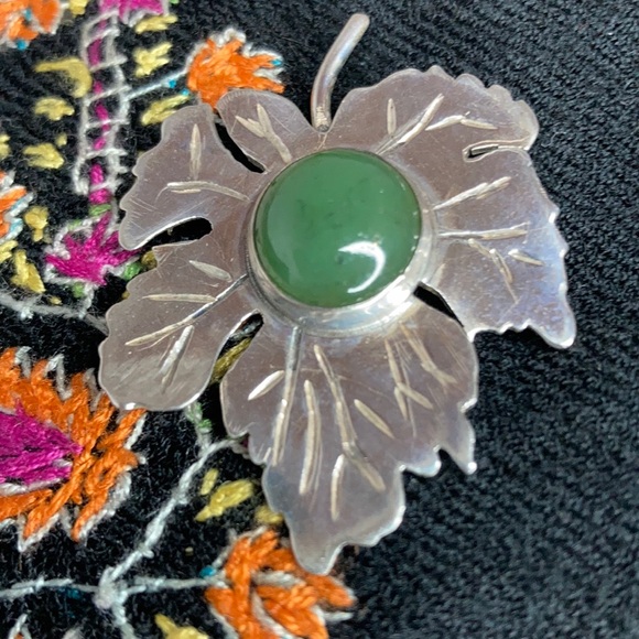 Vintage Maple Leaf Brooch - Picture 2 of 5